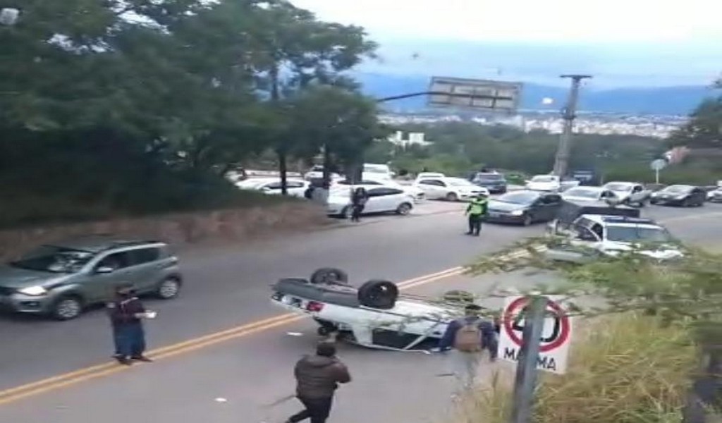 Corte de tránsito: Una camioneta volcó en el acceso a Salta