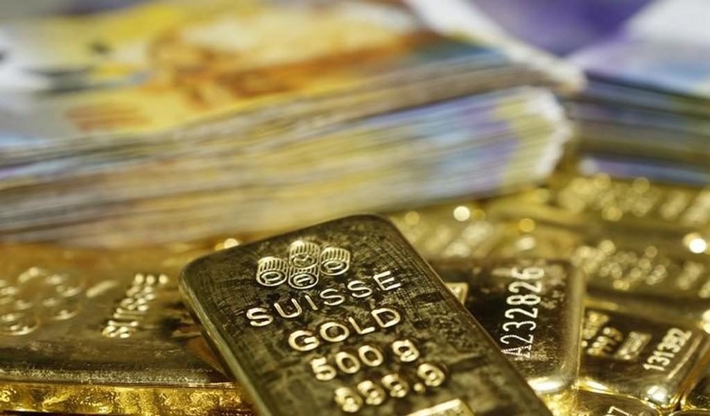 Oro registra alza semanal por debilidad del dólar, temores por economía