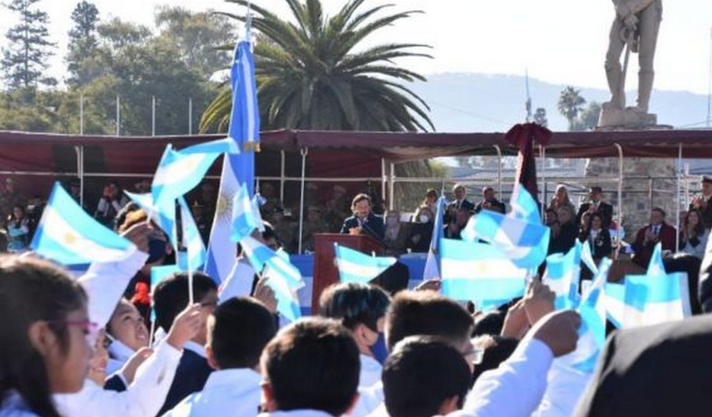 En el Día de la Bandera, Sáenz recordó que la enseña patria es el símbolo de nuestra soberanía y la expresión de nuestra historia