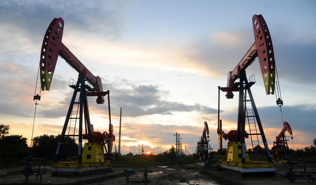 Petróleo sube un 1% por la escasa oferta y el crudo de EEUU alcanza máximo de 13 semanas