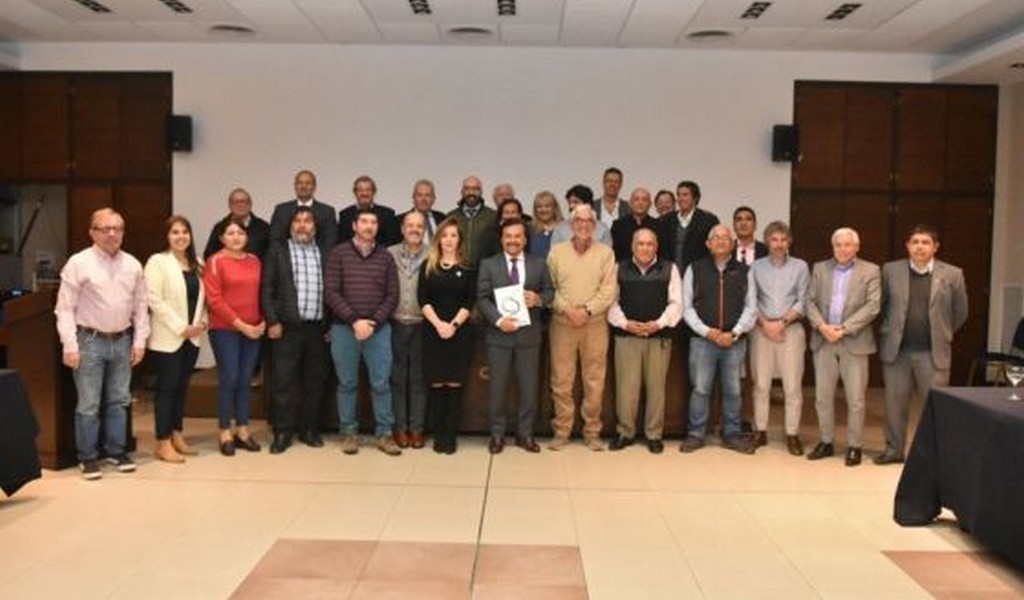 El Consejo Económico Social entregó a Sáenz la Memoria 2021, la primera en la historia de la institución