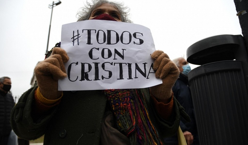 Masivo respaldo a Cristina Fernández por el 
