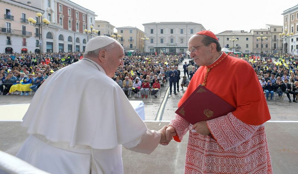 Los papas que renuncian son humildes, dice Francisco en una visita al centro de Italia