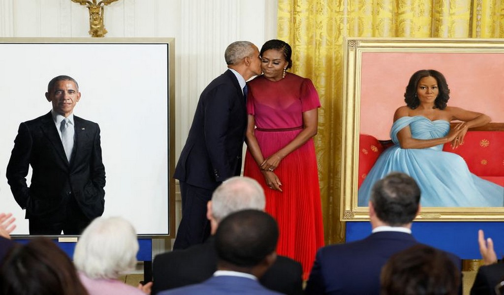 Barack y Michelle Obama presentan retratos presidenciales en la Casa Blanca
