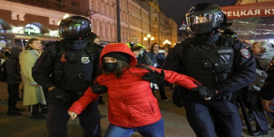 Protestas contra orden de movilización de Putin dejan más de 1.300 detenidos en Rusia: activistas