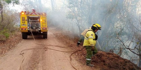 Continúa el amplio operativo de sofocamiento de incendios forestales en la Provincia
